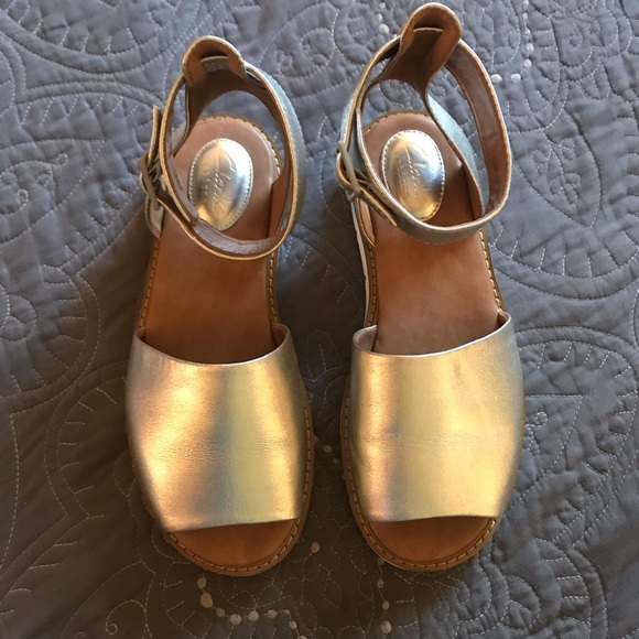 Clark’s Silver Metallic Platform Sandals - Picture 2 of 4